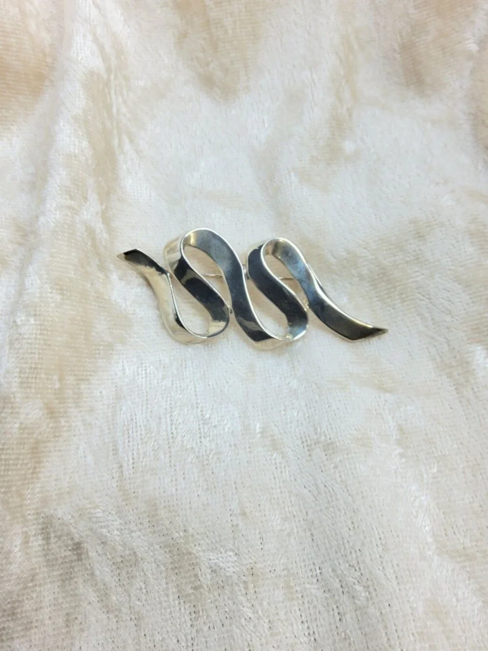 Vintage M Jent Silvertone Ribbon Brooch Pin